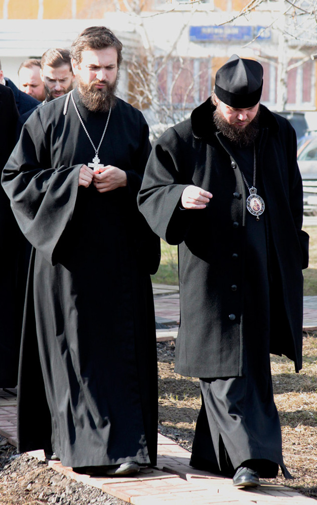 Священник и архиерей вне храма