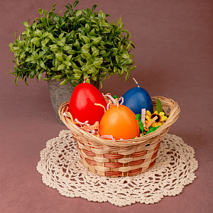 Свечи декоративные "Пасхальные яйца" в корзине, набор из трех штук (парафин)