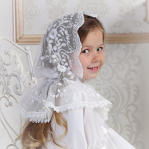 Неспадаемый платок (капор) "Дюймовочка" для девочки молочно-белый, вышитый гипюр (кружево)