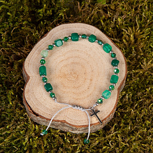 Браслет из камня (агат) с металлическим крестиком (зеленый)