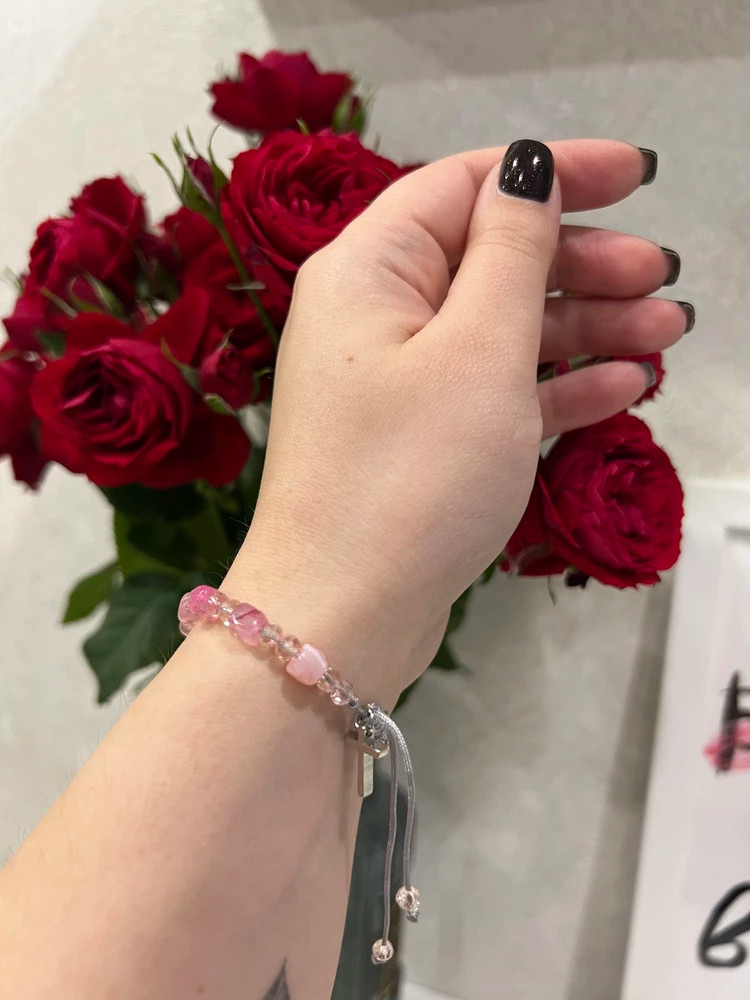 Браслет из камня (агат) с металлическим крестиком, регулируемый размер