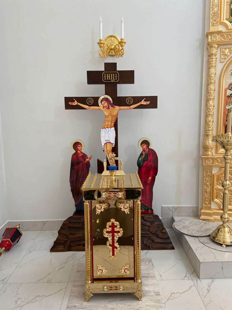 Крест-голгофа напольная с предстоящими, цветная печать, резьба