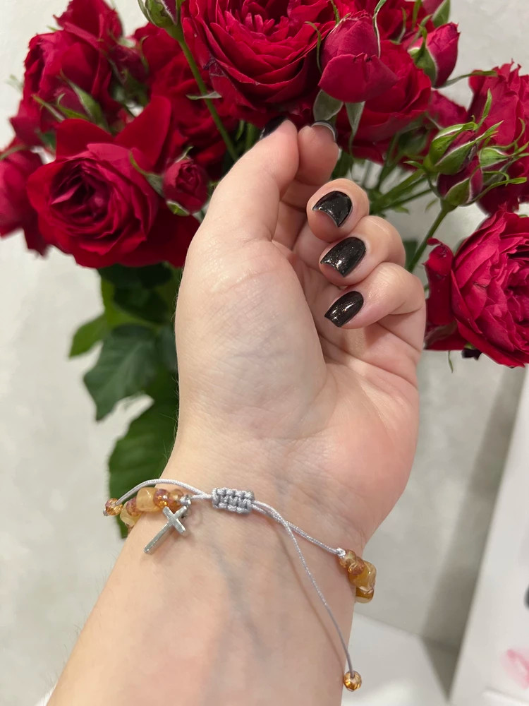 Браслет из камня (агат) с металлическим крестиком, регулируемый размер