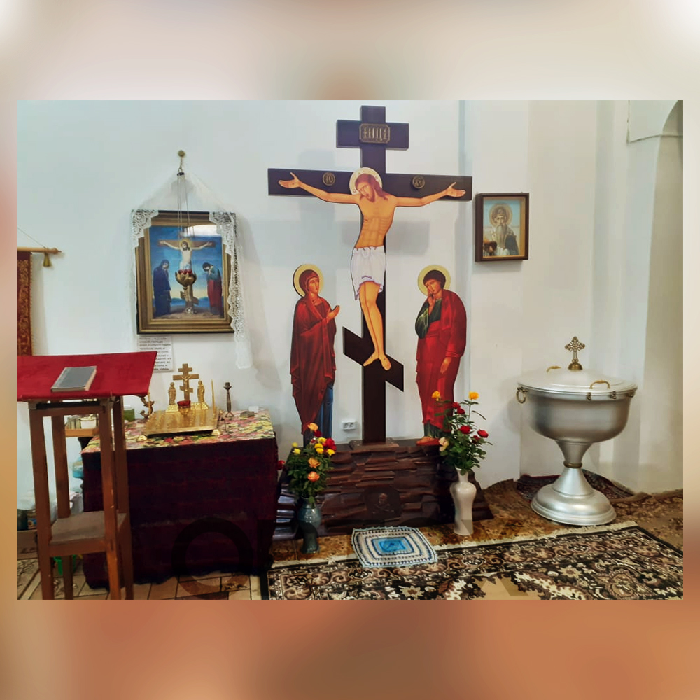 Крест-голгофа напольная с предстоящими, цветная печать, резьба