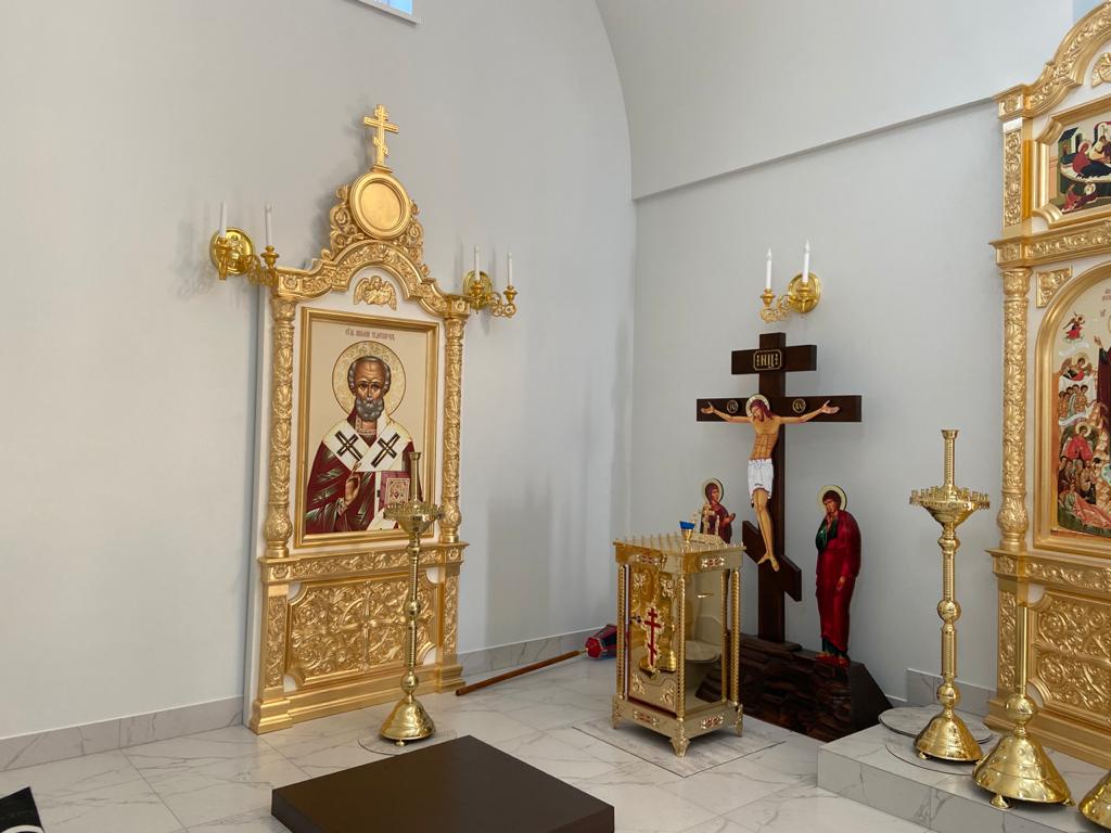 Крест-голгофа напольная с предстоящими, цветная печать, резьба