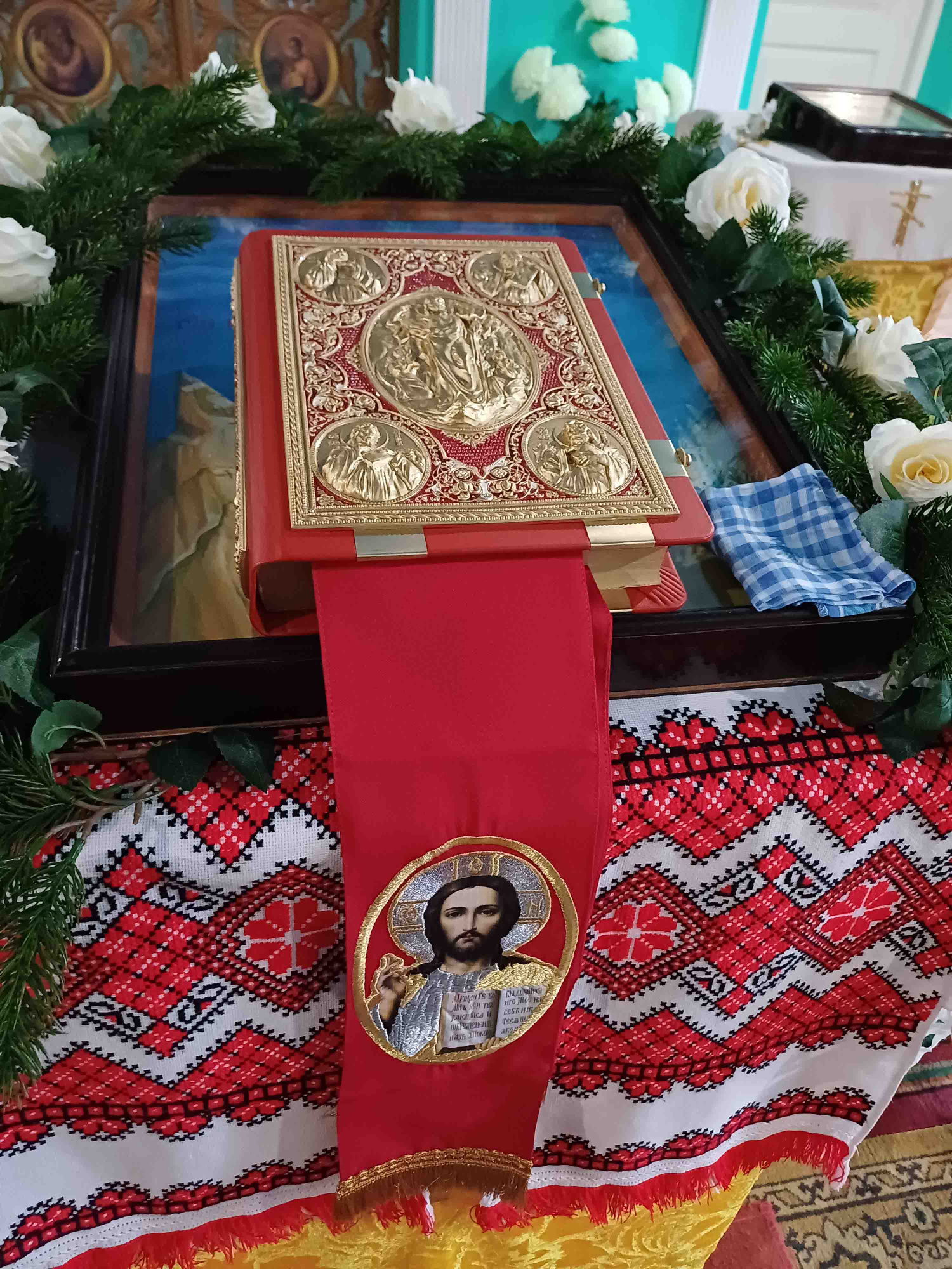 Евангелие напрестольное красное, оклад "под золото", кожа, эмаль, 24х31 см