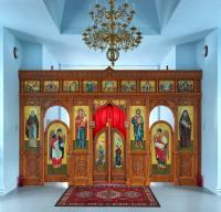 Простой резной иконостас из дерева, полуматовый лак, с. Шовское