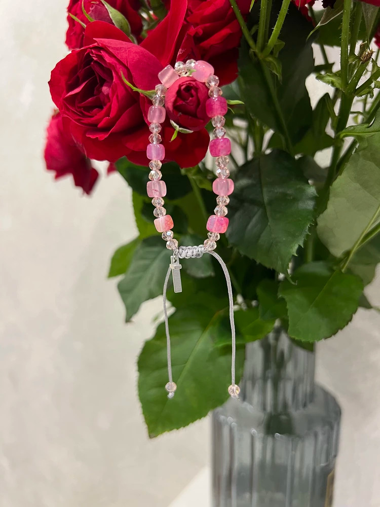 Браслет из камня (агат) с металлическим крестиком, регулируемый размер