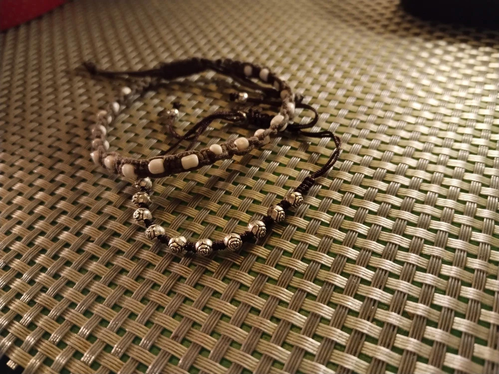 Браслет плетеный с металлическими бусинами