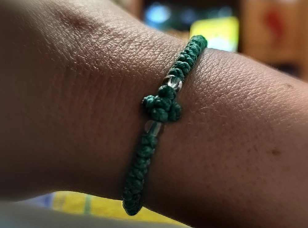 Браслет плетеный (комбоскини) с пластиковыми бусинами, зеленый