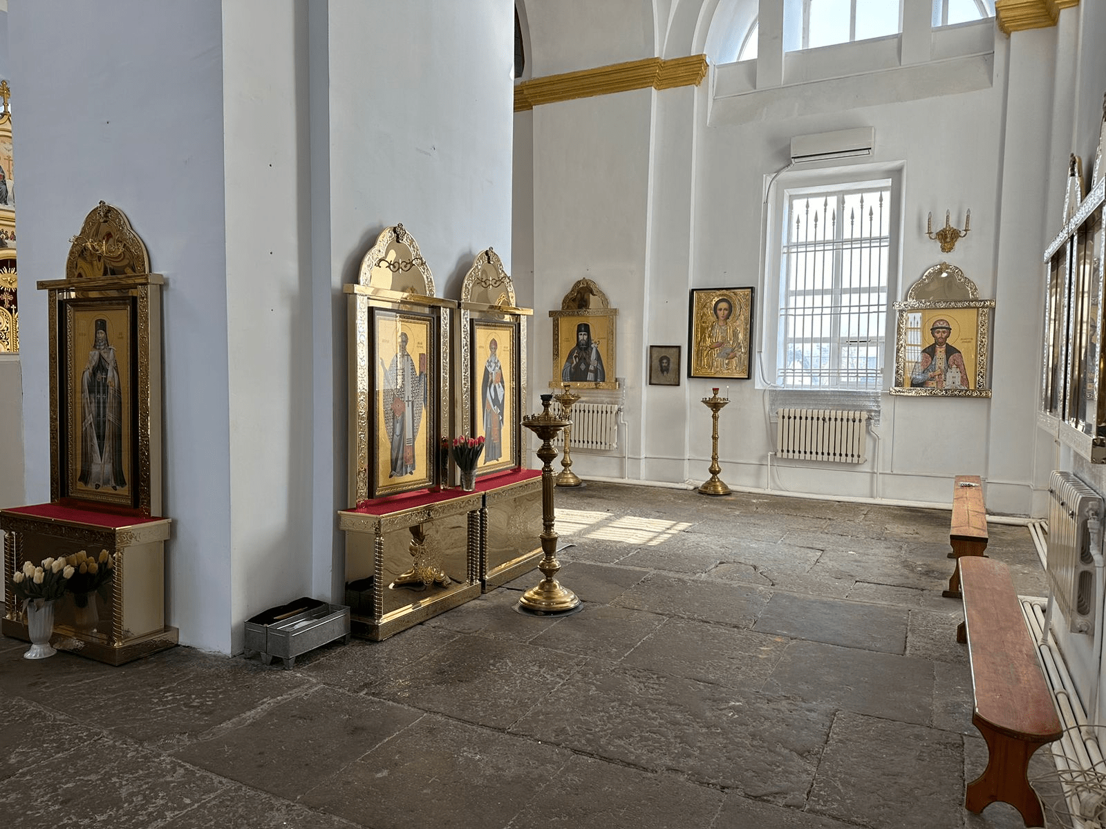 Киот напольный с кронштейном для лампады, 100х30х240 см