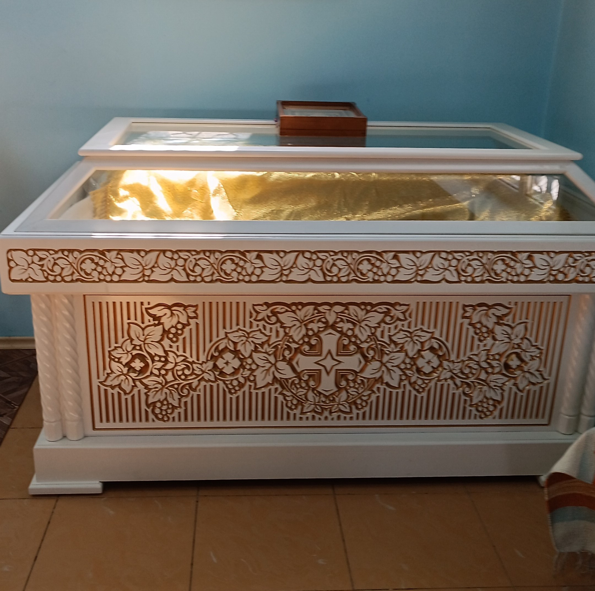 Гробница под Плащаницу "Суздальская" белая с золотом (патина)