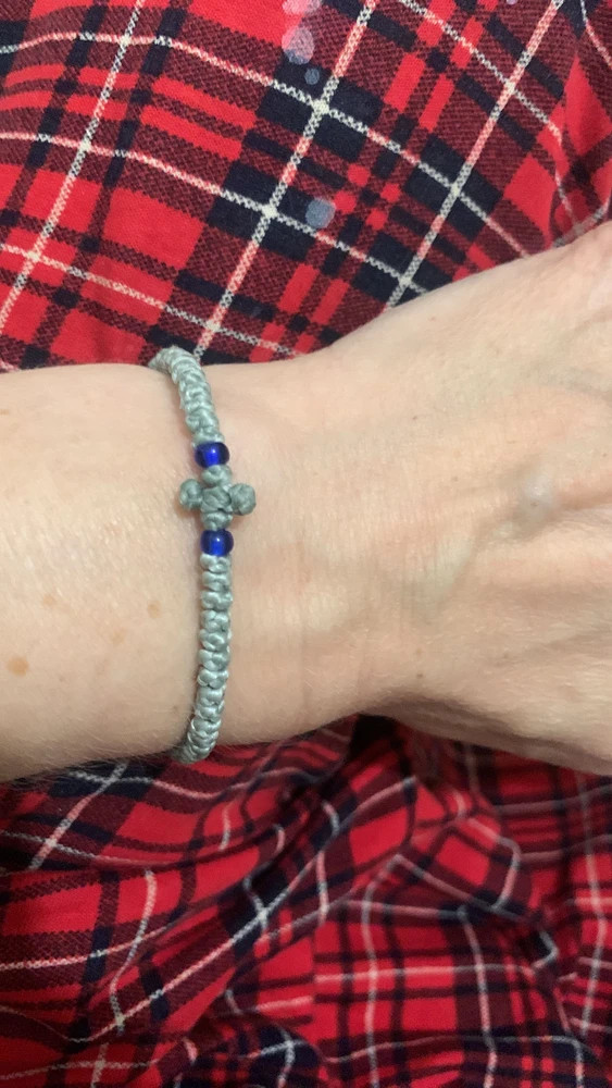 Браслет плетеный (комбоскини) с пластиковыми бусинами, серый