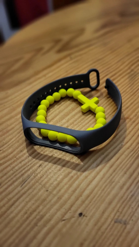 Браслет с бусинами и крестиком из резины