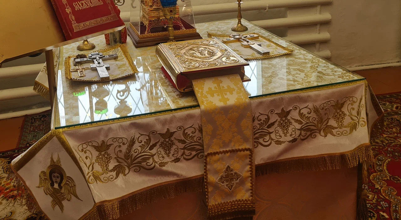 Пелена на престол комбинированная, белая с золотом, вышивка