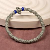 Браслет плетеный (комбоскини) с пластиковыми бусинами, серый