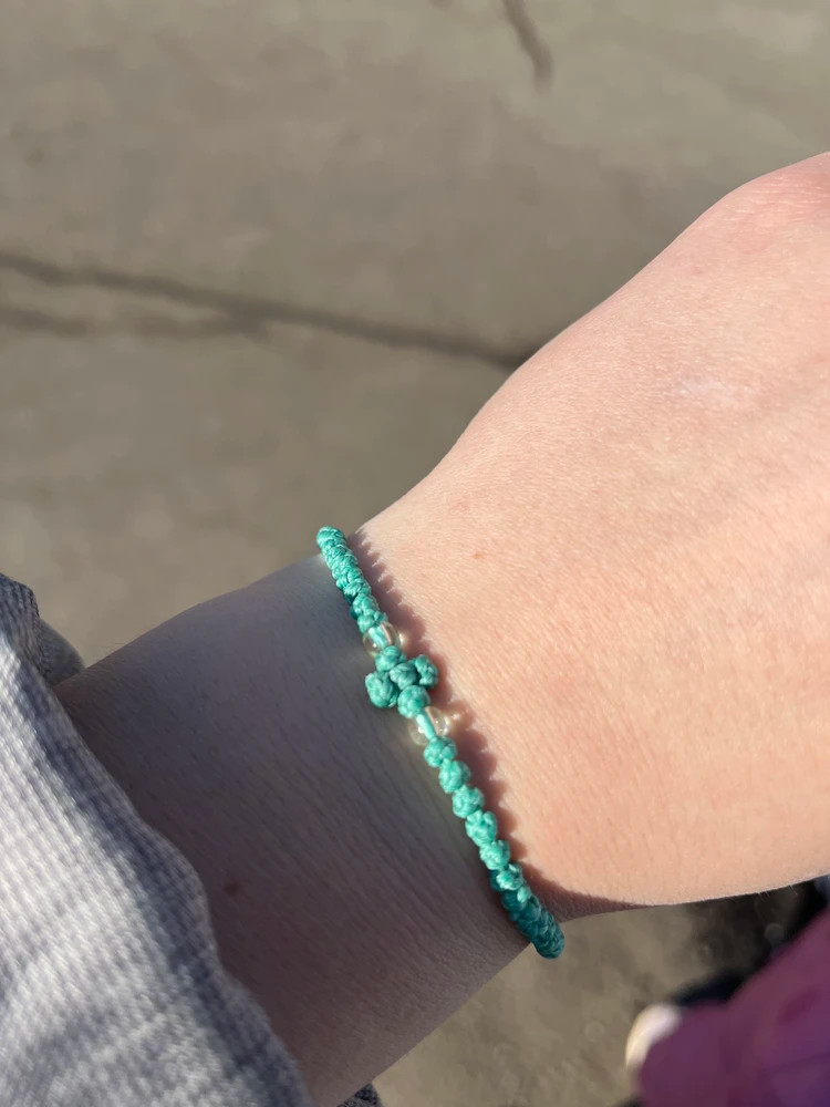 Браслет плетеный (комбоскини) с пластиковыми бусинами, зеленый