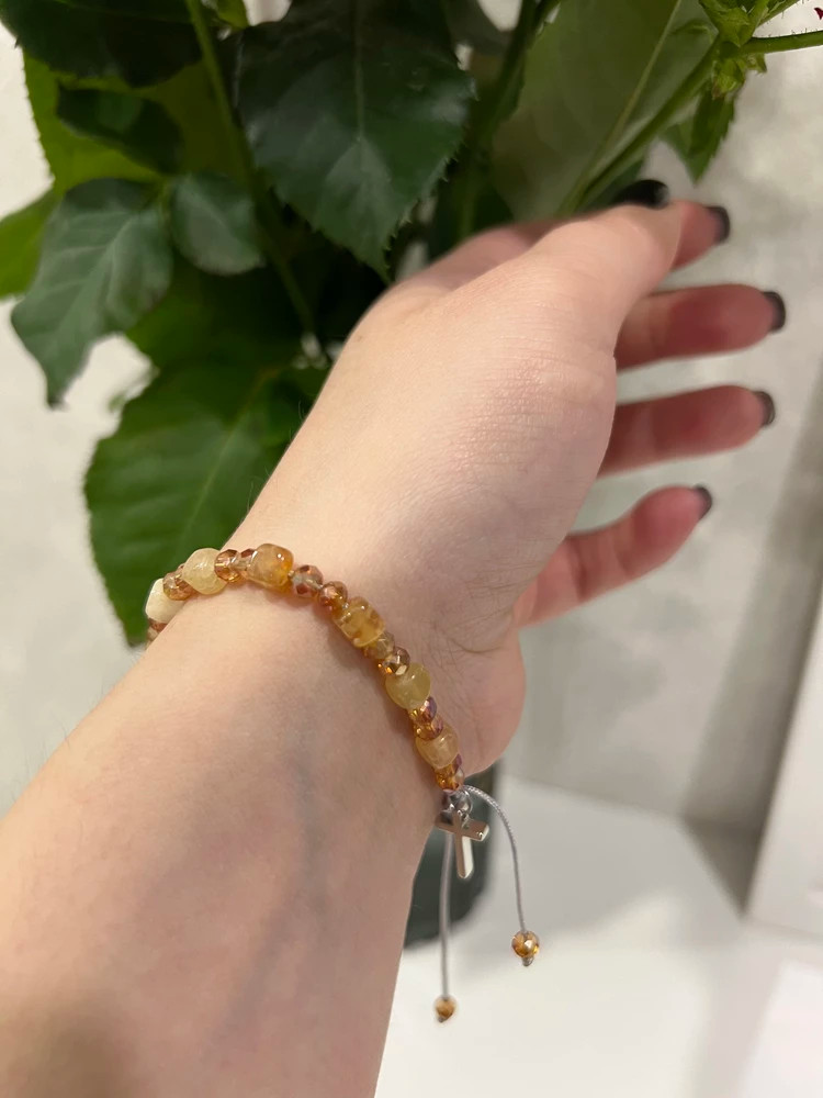 Браслет из камня (агат) с металлическим крестиком, регулируемый размер