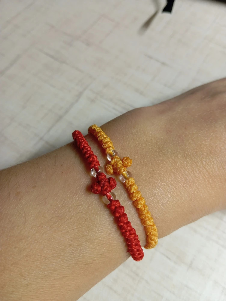 Браслет плетеный (комбоскини) с пластиковыми бусинами, желтый