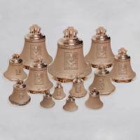 Набор из 13 колоколов: 800 кг, 400 кг, 220 кг, 140 кг, 80 кг, 50 кг, 33 кг, 20 кг, 14 кг, 9 кг, 7 кг, 5 кг, 3 кг
