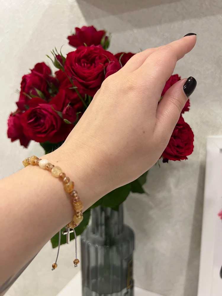 Браслет из камня (агат) с металлическим крестиком, регулируемый размер