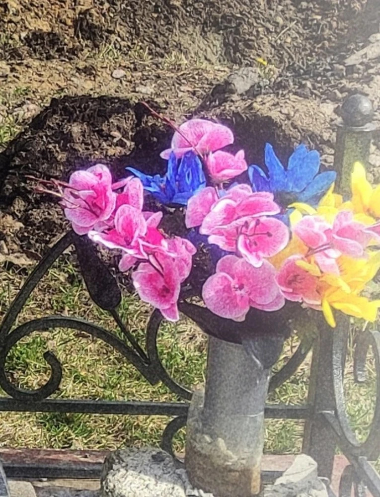 Ваза пластиковая со штырем (для газона)