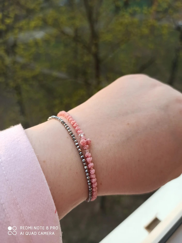 Браслет плетеный (комбоскини) с пластиковыми бусинами, розовый №3