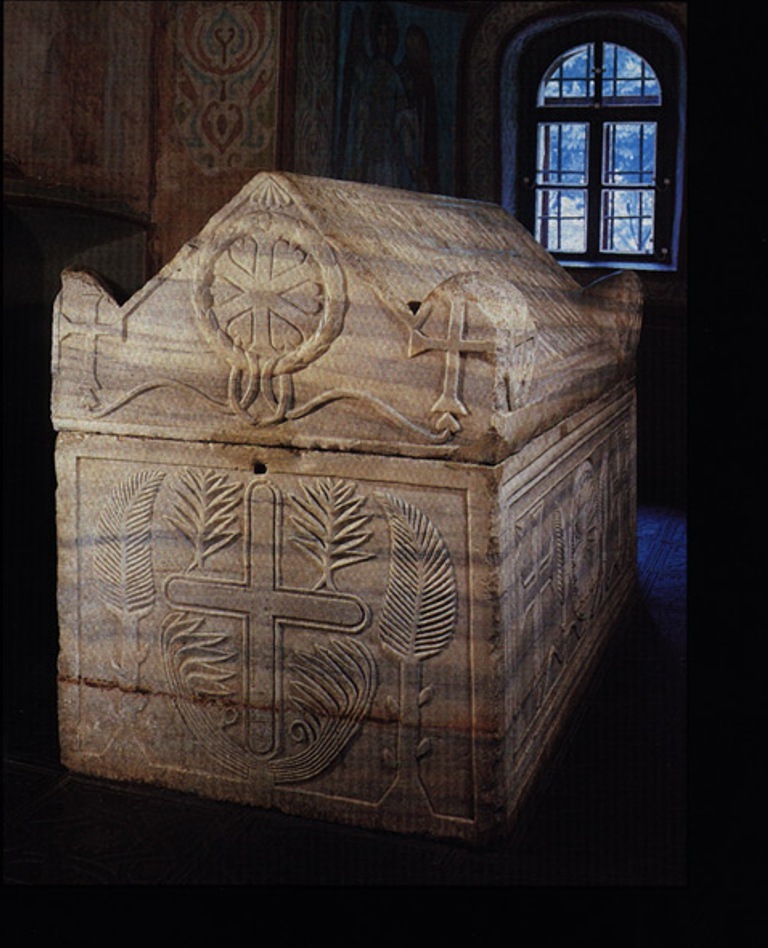 Гробница князя Ярослава, украшенная процветшими крестами
