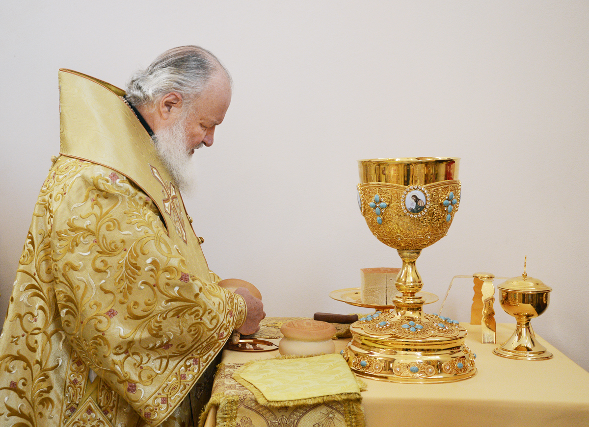 Святейший Патриарх Кирилл совершает проскомидию с большим потиром