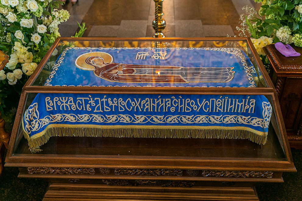 Плащаница Богоматери на гробнице под стеклянным чехлом
