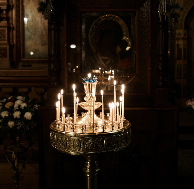 Свечи на церковном подсвечнике