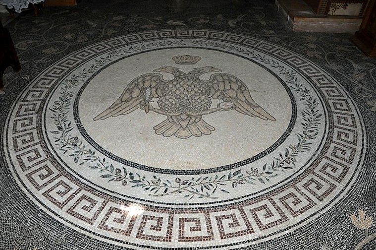 Двуглавый орел на мозаичном орлеце