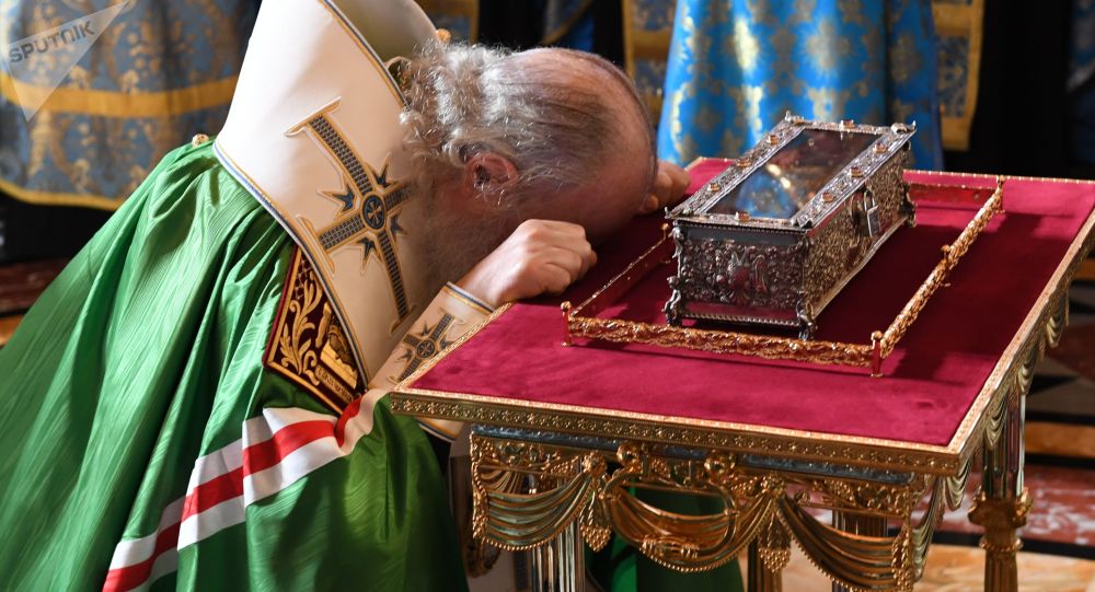 Патриарх молится у мощей святителя Спиридона