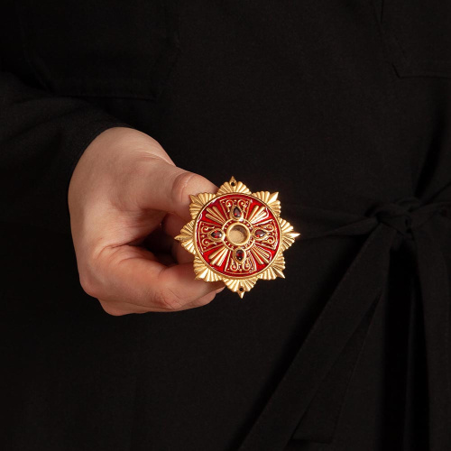 Мощевик накладной из ювелирного сплава в позолоте с красной эмалью и фианитами, Ø 63/16 мм фото 3 Мощевик накладной из ювелирного сплава в позолоте с красной эмалью и фианитами, Ø 63/16 мм фото 3