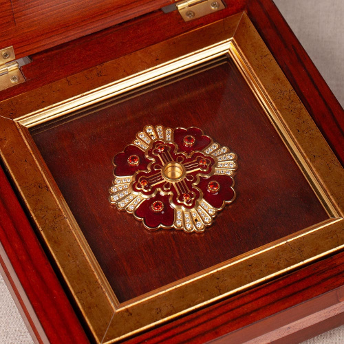 Мощевик накладной из ювелирного сплава в позолоте с эмалью и фианитами, Ø 75/9 мм фото 2