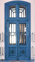 Храмовая дверь с лаконичной резьбой и окошками, 170х403 см