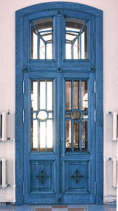 Храмовая дверь с лаконичной резьбой и окошками, 170х403 см (40 мм/м2)