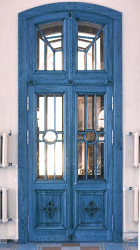 Храмовая дверь с лаконичной резьбой и окошками, 170х403 см