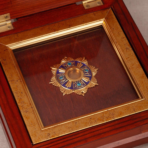 Мощевик накладной из ювелирного сплава в позолоте с синей эмалью и фианитами, Ø 63/16 мм фото 2 Мощевик накладной из ювелирного сплава в позолоте с синей эмалью и фианитами, Ø 63/16 мм фото 2