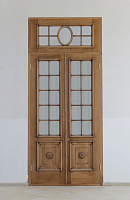 Храмовая дверь малая с простой резьбой и окошками