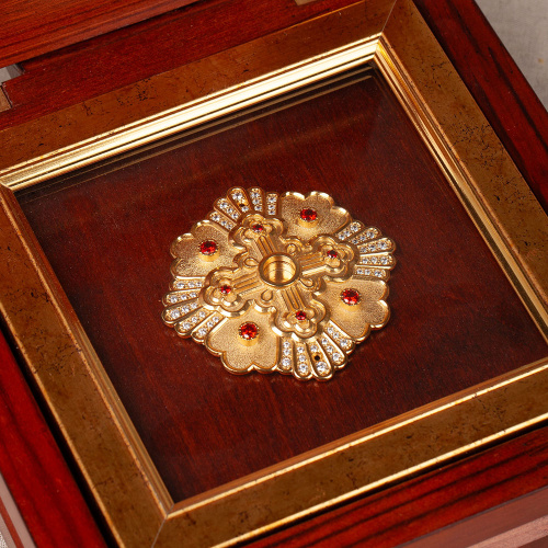 Мощевик накладной из ювелирного сплава в позолоте, красные фианиты, Ø 75/9 мм фото 2