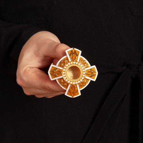 Мощевик накладной "Эмалевый крест" из ювелирного сплава в позолоте, желтая и белая эмаль, Ø 65/18 мм фото 3 Мощевик накладной "Эмалевый крест" из ювелирного сплава в позолоте, желтая и белая эмаль, Ø 65/18 мм фото 3