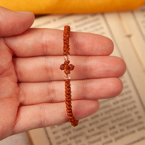 Браслет плетеный (четки-комбоскини) с пластиковыми бусинами, цвет коньячный фото 2