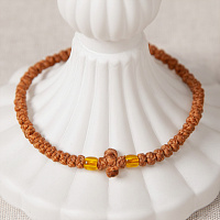 Браслет плетеный (четки-комбоскини) с пластиковыми бусинами, светло-коричневый