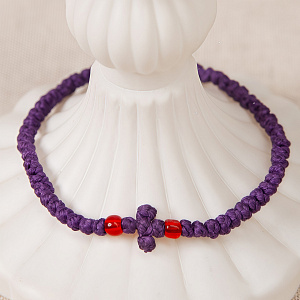 Браслет плетеный (четки-комбоскини) с пластиковыми бусинами, фиолетовый (красные бусины)