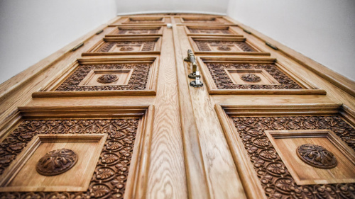Храмовая дверь резная с филенками, 150х270 см фото 3