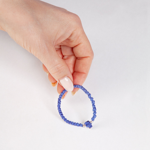 Браслет плетеный (комбоскини) с пластиковыми бусинами, синий фото 2