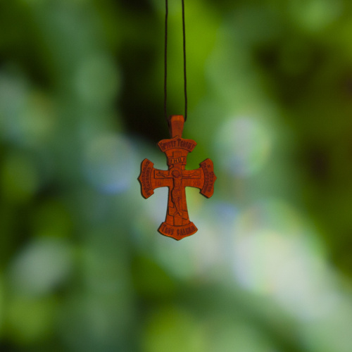 Деревянный нательный крестик «Солнце Правды» с распятием и молитвой Кресту, цвет темный, высота 4,9 см фото 6