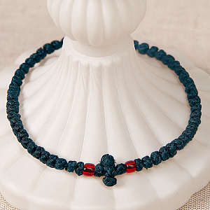 Браслет плетеный (четки-комбоскини) с пластиковыми бусинами, темно-зеленый (красные бусины)