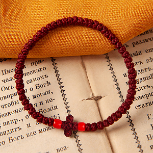 Браслет плетеный (четки-комбоскини) с пластиковыми бусинами, цвет бургундия (красные бусины)